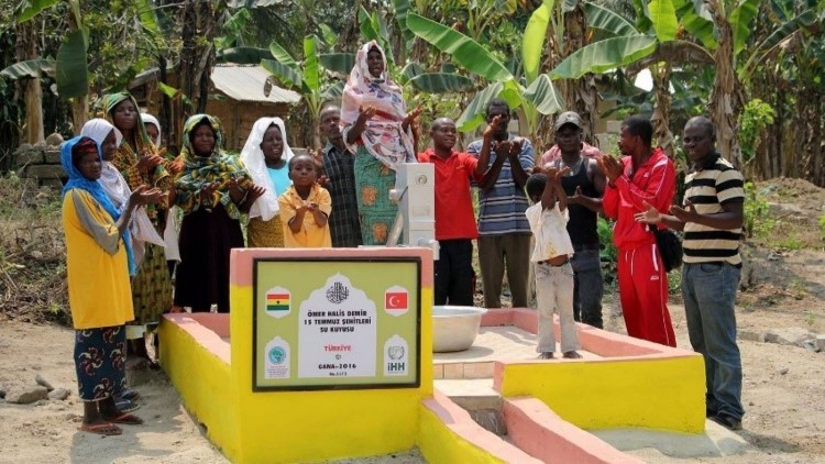Afrika ülkelerinde kuyular açarak su sorununun çözümüne katkıda bulunuyorlar