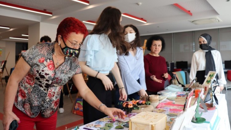 'Bir Çömlek Bir Umut' farkındalık projesi Üsküdar İletişim'de sergilendi