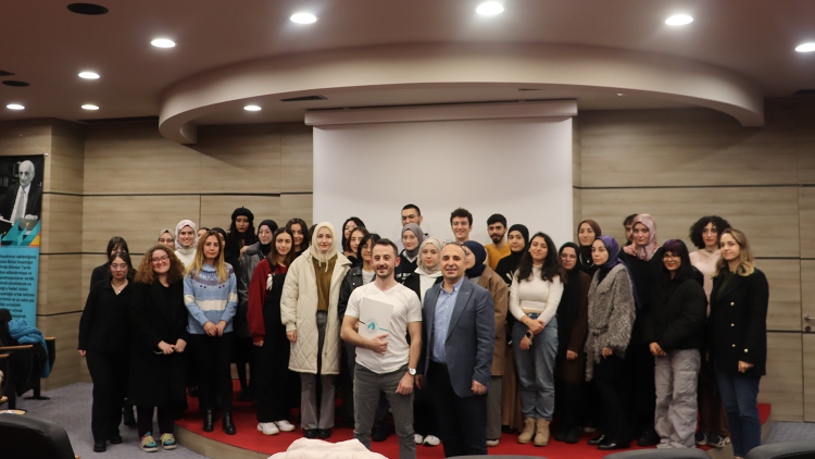 Reklamcı  Enes Malik Baykan, Üsküdar İletişim öğrencilerine tasarım süreçlerini anlattı