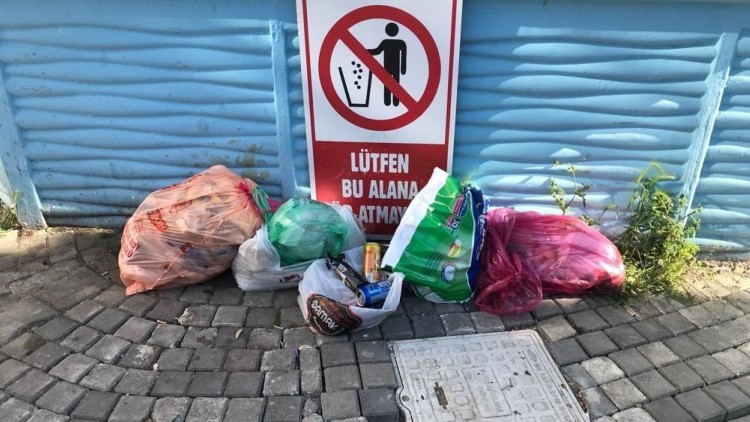 Çamlık Mahallesi’nde çöpler sokakta