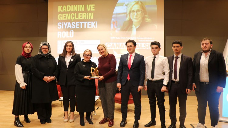 Canan Kalsın: Siyasetin bir yaşam biçimi olduğunu bilmek lazım