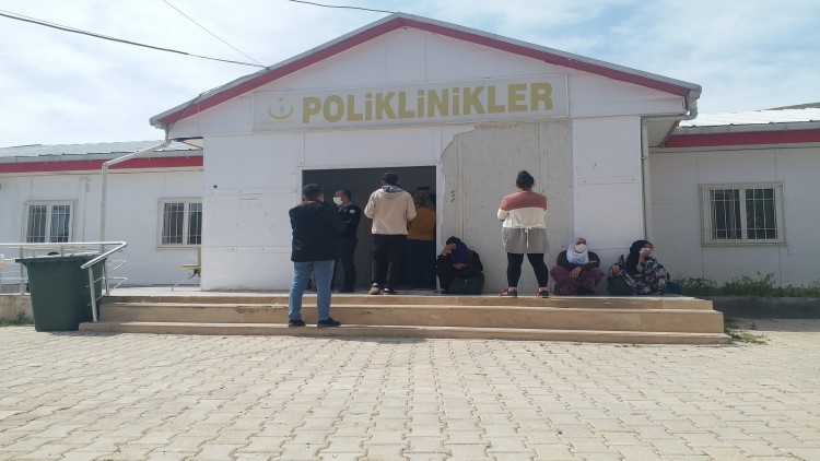 Devlet hastanelerinde sosyal mesafe ihlâlleri yaşanıyor