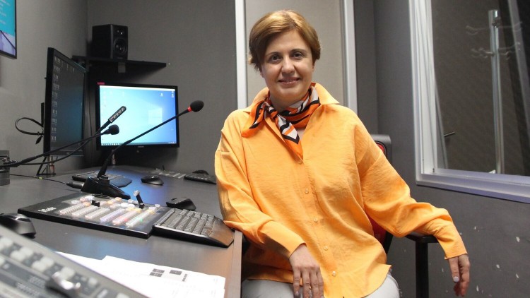 Doç. Dr. Esennur Sirer: “Öğrencilerimiz kamera önü ve arkasındaki tüm süreçlere hâkim olarak yetişiyorlar”