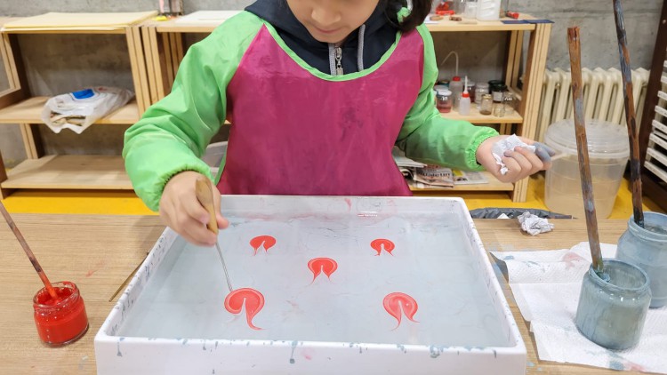 Ebru sanatı ilkokul öğrencilerinin elinde yeniden hayat buluyor