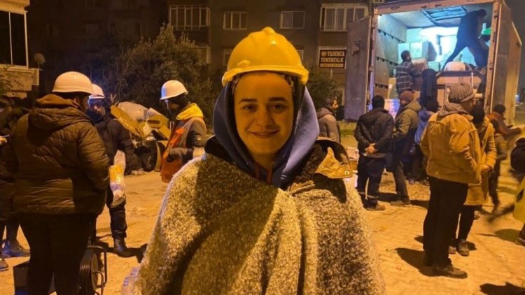 Gazeteci Edanur Tanış: Yayın için arabaya atlayıp internetin çektiği bir yer bulana kadar yol alıyorduk