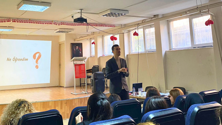 Gençlere teknolojiyi doğru kullanmanın yolları anlatıldı