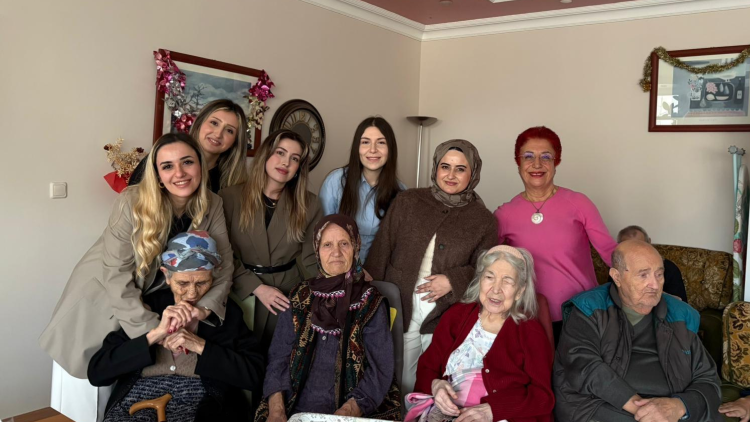Halkla İlişkiler ve Tanıtım öğrencileri huzurevi sakinleriyle buluştu: “Eğer 22 yaşında olsaydım…”