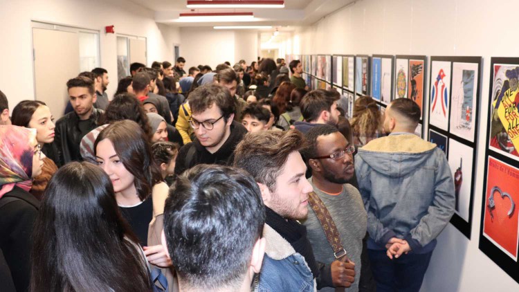 İnsan Hakları İçin 100 Afiş Sergisi ziyaretçilerini bekliyor