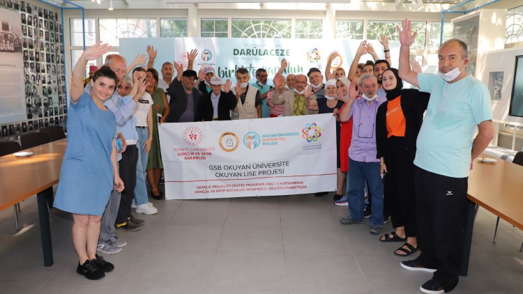 Kitaplar proje gönüllüsü gençleri Darülaceze’deki büyüklerle buluşturdu