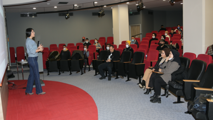 Ela Sezen: "Gazetecilik gönül vermeden yapılamaz"