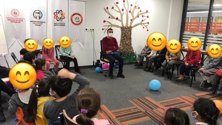 Okuyan Üniversite-Okuyan Lise Projesi kapsamında küçüklere kitap okudular