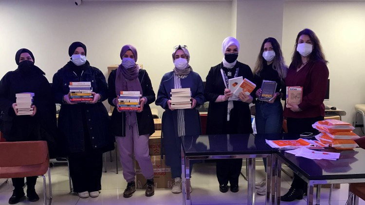 Okuyan üniversite-okuyan lise projesinin kitapları gençlerle buluştu