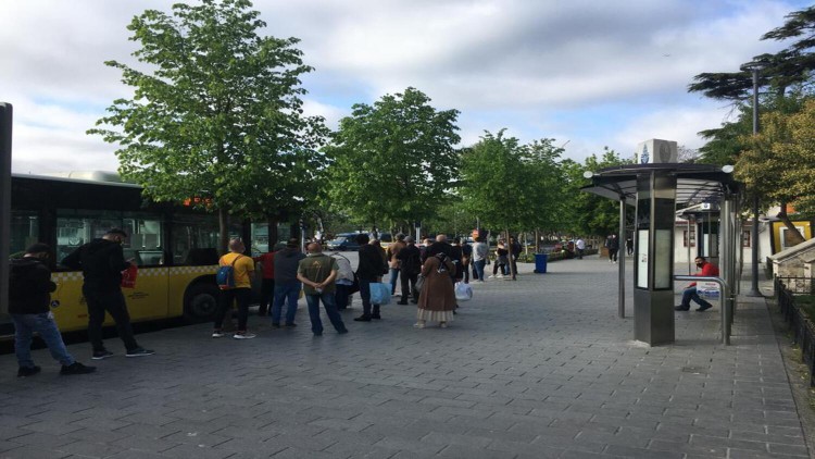Otobüs duraklarında sosyal mesafe sıkıntısı