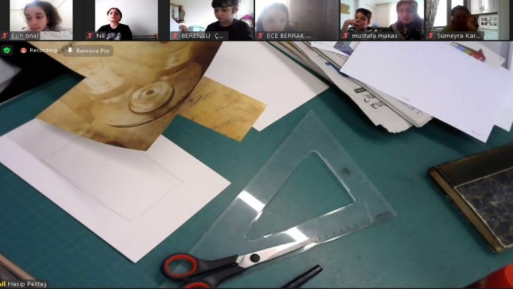 Prof. Dr. Hasip Pektaş ilkokul öğrencilerine ekslibris eğitimi verdi