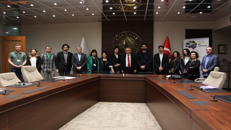 Üsküdar Üniversitesi Kurucu Rektörü Prof. Dr. Nevzat Tarhan, ödüllü genç iletişimcileri onurlandırdı