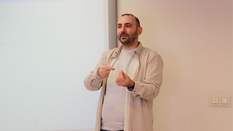 Reklamcılık öğrencileri mezuniyet projelerini hazırlıyorlar