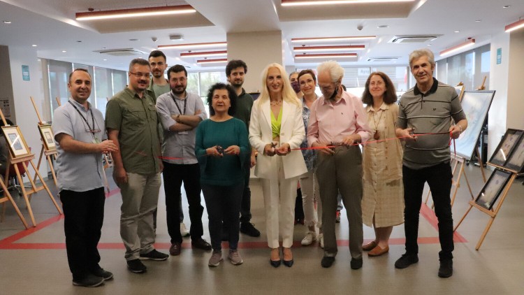 Sanatçı Nihal Konçu Akhuy'un eserleri Üsküdar İletişim'de sergileniyor