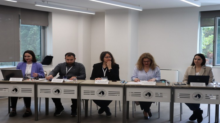 Sempozyumun 25. oturumunda eleştirel ekonomi politik yaklaşım çerçevesinde medya eleştirileri yapıldı