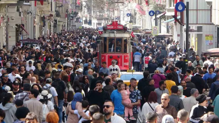 Taksim: Kalabalıkların içinde kaybolmak