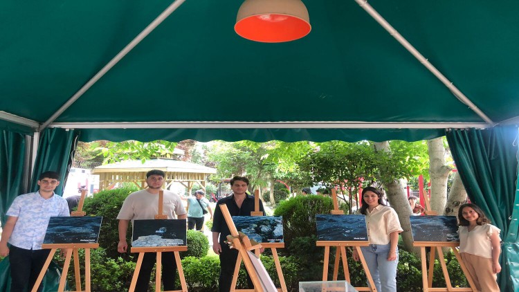 Üsküdar İletişimli öğrenciler, çektikleri fotoğraflarla denizlerdeki kirliliğe dikkat çektiler