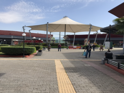 Koronavirüs tedbirleri kapsamında 21 Mart tarihinden beri kapalı olan alışveriş merkezleri sessiz sedasız açıldı. Salgın nedeniyle tedirgin