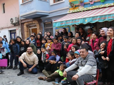 Sev Kardeşim Platformu çocuklara ve yaşlılara mutluluk aşılıyor ve farkındalık yaratıyor.