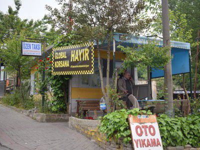 Taksiciler, UBER sürücülerinin korsan çalıştığını ve UBER yüzünden işlerinin azaldığını öne sürüyorlar. Peki bu kavgada kim haklı?