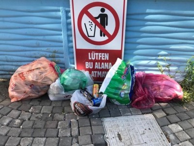 Çamlık Mahallesi’nde çöpler sokakta birikiyor.
