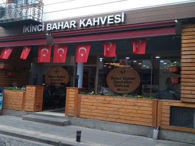 Üsküdar Belediyesi ve Emekliler Derneği tarafından açılan "İkinci Bahar" Kahvesinde eski zaman kahve kültürü devam ediyor.