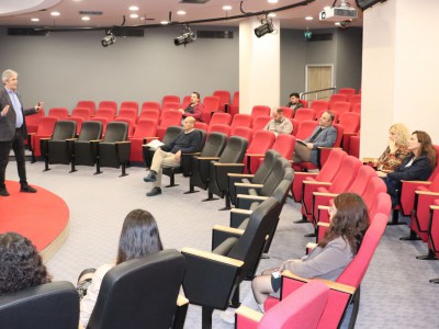 Fakülte seminerlerinde Gazetecilik Bölüm Başkanı Prof. Dr. Süleyman İrvan basın yasası üzerine bir sunum gerçekleştirdi.