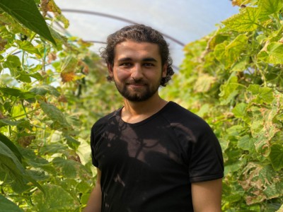 Antalya’da tarımla uğraşan ailesine yardım eden Mimar Sinan Üniversitesi Mimarlık Bölümü öğrencisi Kazım Cabbar ile online eğitim sürecini konuştuk