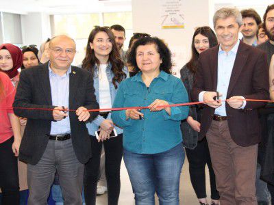 Yeni Medya ve Gazetecilik Bölümü öğrencileri gazete tasarımlarını sergilediler.