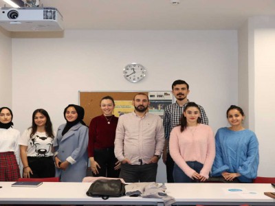 Üsküdar Üniversitesi İletişim Fakültesi öğrencilerinin pratik yapmalarına yönelik faaliyet gösteren Reklam Atölyesi ajans kimliğine bürünüyor.