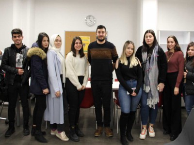 Üsküdar Üniversitesi İletişim Fakültesi’nin uygulama birimi olan Haber Atölyesi’nde bu hafta “Haber Fotoğrafçılığı” eğitimi verildi.