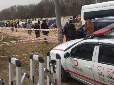 Kapıların bir gün açılacağına dair umut onları orada tutuyordu
