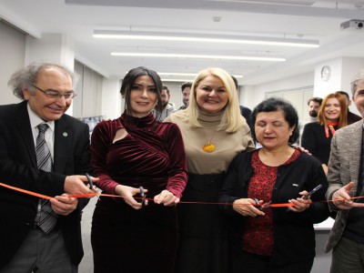 Üsküdar Üniversitesi İletişim Fakültesi'nde  ‘Kodlarla Haberler" dijital sergisi açıldı.