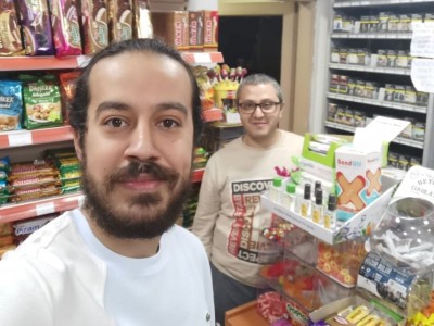 Mahalle bakkalı sorunları anlatıyor.