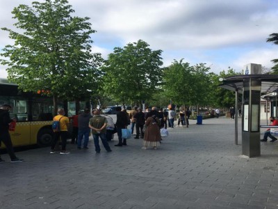 Üsküdar Meydanı’nda bulunan otobüs duraklarında yaşanan yoğunluk, sosyal mesafe ihlalini bir kez daha gözler önüne serdi.