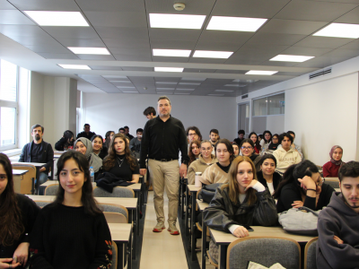 Ozan Çetin Üsküdar Üniversitesi’nde marka iletişiminde arketiplerin gücünü anlattı