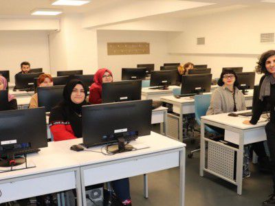 İletişim fakültelerinde veri gazeteciliği dersi günümüz medyanın çalışanlarından beklentilerini karşılamaya yaradığı için çok önemli.