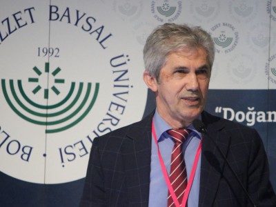 Prof. Dr. Süleyman İrvan, İnternet gazeteciliği ve etik konusunda bir konuşma yaptı.