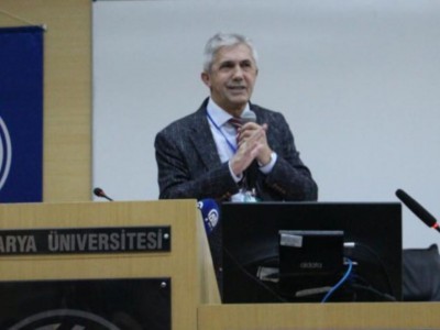 Prof. Dr. Süleyman İrvan, sempozyumda konuştu.