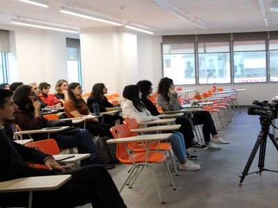 İletişim Fakültesi bünyesinde, öğrencilerin pratik yapmalarına yönelik çalışan Reklam Atölyesi’nde yeni dönem eğitimleri kaldığı yerden devam ediyor.