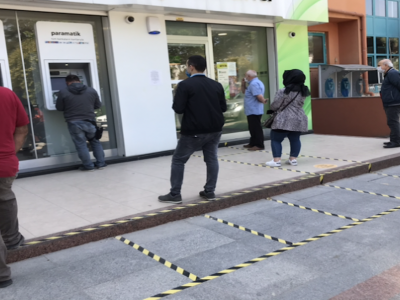 Salgın nedeniyle bankalar önünde kuyruklar oluşuyor