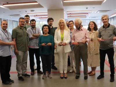 Sanatçı Nihal Konçu Akhuy, Üsküdar İletişim'de "Ouroboros – Yeniden Doğuş" isimli sergisini sanat severlerle buluşturdu.