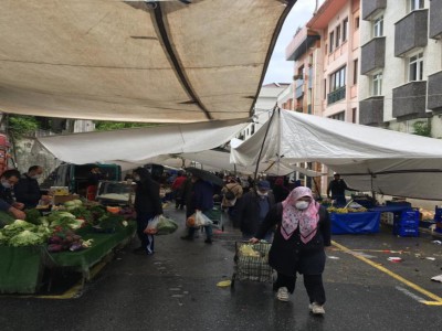 Semt pazarlarında sosyal mesafe unutuldu