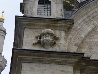 Çoğumuzun geçerken pek farkına varmadığı bu tarihi kuş evlerini, İstanbul’un çeşitli ilçe ve semtlerini dolaşarak fotoğraflamaya karar veriyorum.