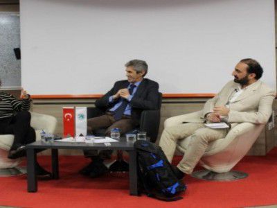 Türkiye’de Gazetecilik adlı panel Habertürk yazarı Sevilay Yılman ve DHA Dış Haberler Editörü Galip Eraydın ve öğrencilerin katılımıyla gerçekleşti.