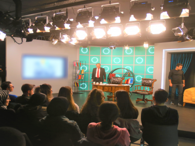 Üsküdar Üniversitesi İletişim Fakültesi Eğitim Stüdyosu, fiziksel ekipmanları ve düzenli program çekimleri ile Radyo, Televizyon ve Sinema