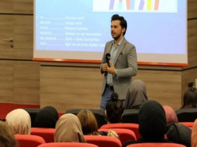 “Televizyon Haberciliği ve Haber Muhabirliği” konulu etkinlikte Kanal 7 Ana Haber Muhabiri Ahmet Furkan Başdemir deneyimlerini öğrencilerle paylaştı.